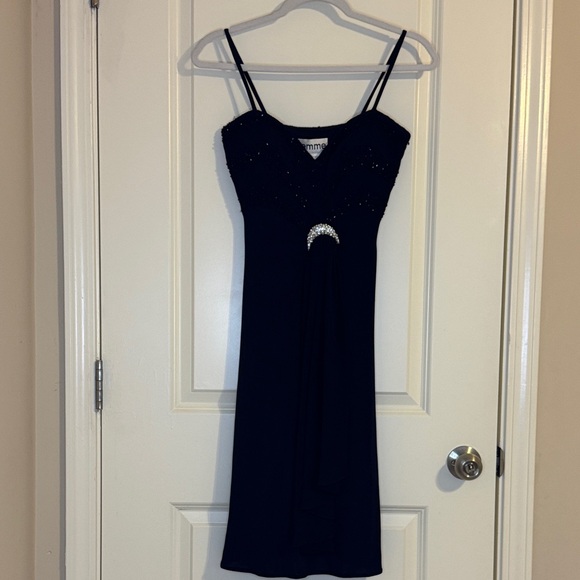 Elegant Black Dress with Sheer Overlay - Picture 3 of 7